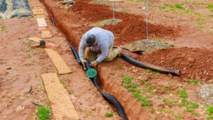 Homem trabalhando em obras contra enchentes