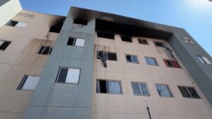 Imagem mostra prédio interditado após explosão em apartamento em Uberlândia