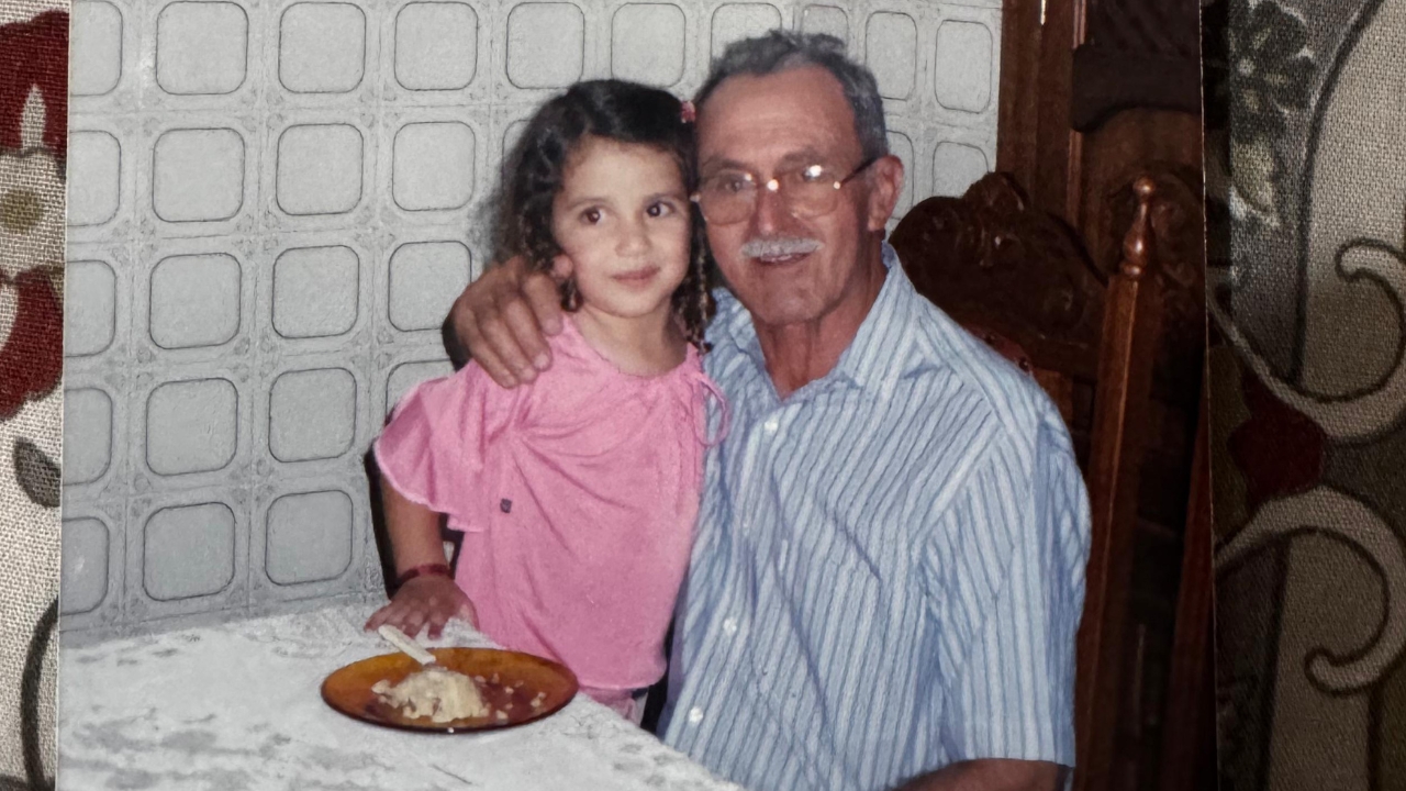 Francielle ao lado do avô, Waldemar Machado Borges 