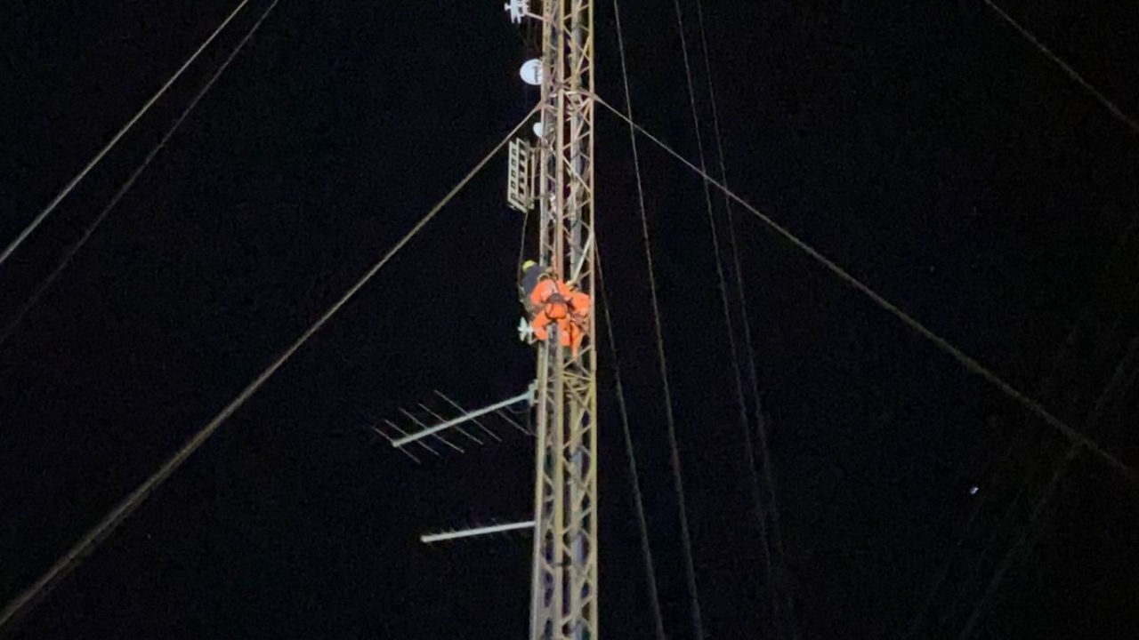 Bombeiros resgatam técnico em torre de telefonia em Itapagipe