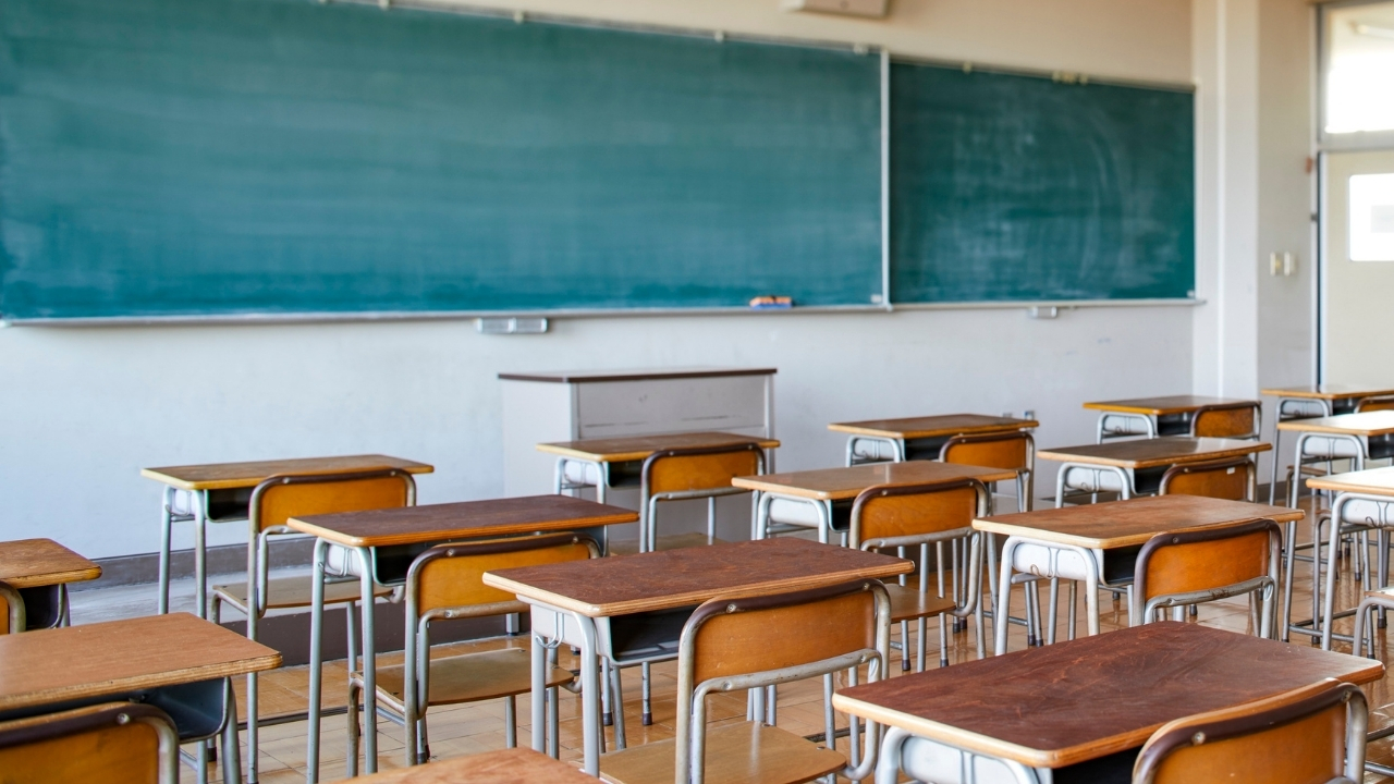 Sala de aula vazia, com cadeiras de madeira, lousa e giz, para representar a matéria que fala sobre a professora de Uberlândia que foi suspensa