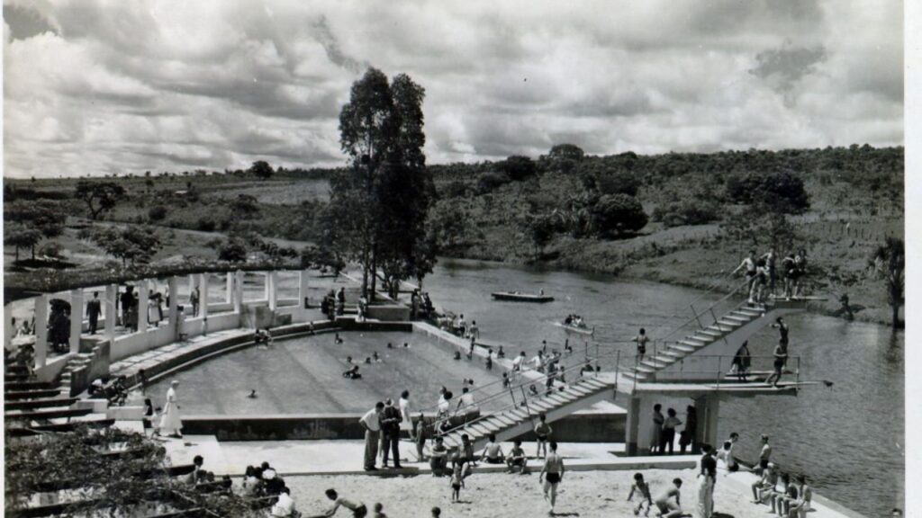 Trampolim do Praia Clube às margens do Rio Uberabinha