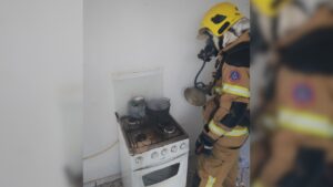 Bombeiros atendem ocorrência de superaquecimento de panela em residência e alertam sobre riscos na cozinha