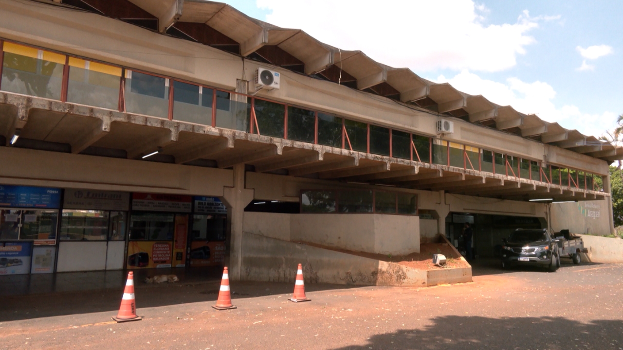 fachada da rodoviária de Araguari Rodoviária de Araguari é interditada por risco de desabamento e embarques são transferidos para posto na BR-050