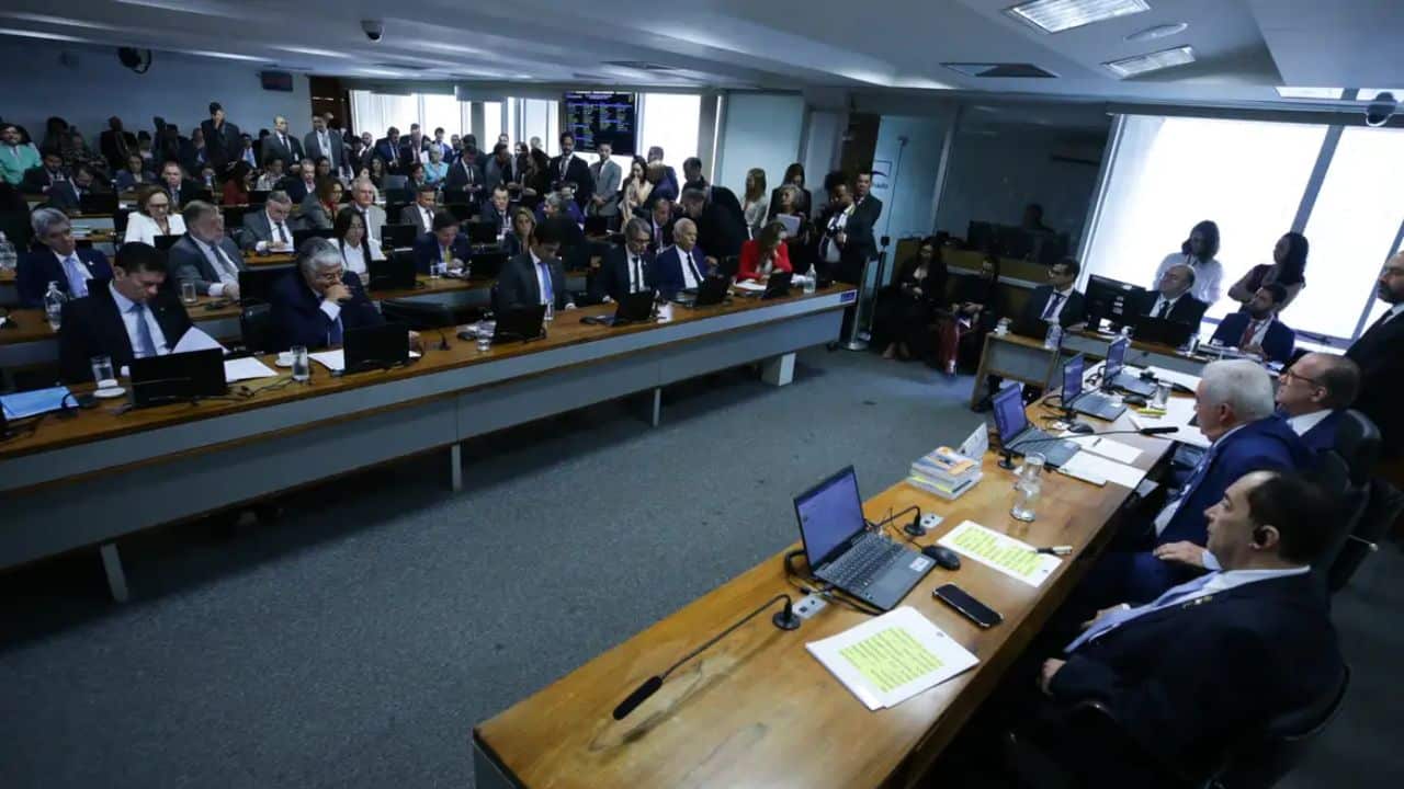 Comissão de Constituição e Justiça (CCJ) do Senado rejeitou PEC da Blindagem