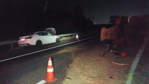 Semi-reboque carregado de areia se solta de carreta, causando acidente na BR-050