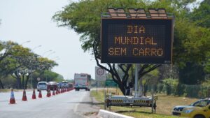 Placa em Brasília, com os dizeres "Dia Mundial Sem Carro". A campanha encoraja que as pessoas saiam de casa sem carro, em prol do planeta