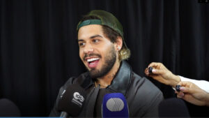 Zé Felipe durante coletiva no Camaru