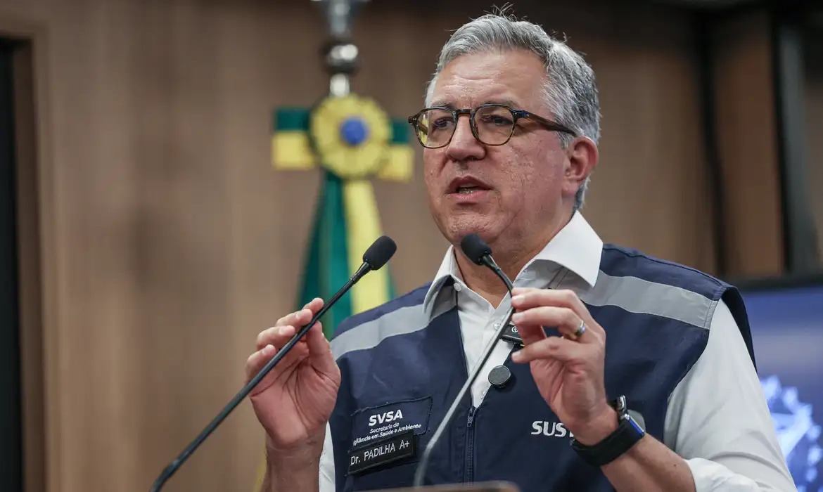 Alexandre Padilha, Ministro das Saúde, confirma o primeiro caso de intoxicação por metanol no DF; rapper Hungria é a vítima e está internado na UTI