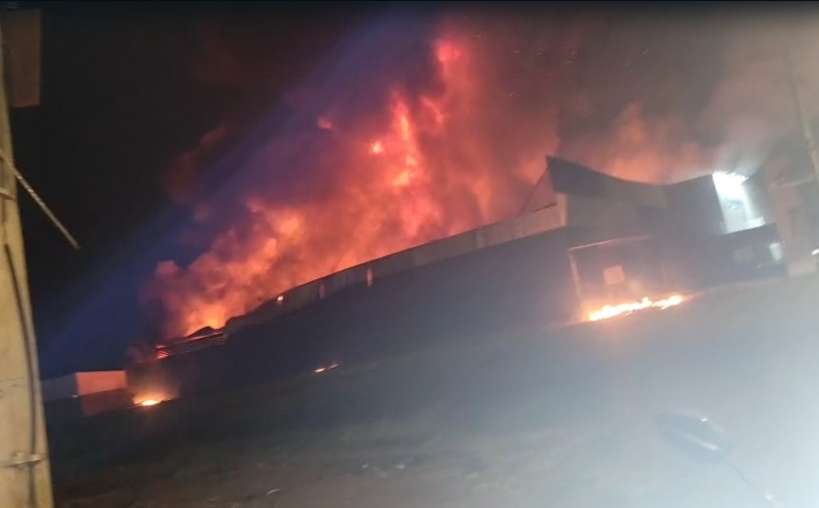 Incêndio de grande proporção em Uberlândia, no bairro Nossa Sra. das Graças Incêndio de grande proporção em Uberlândia, no bairro Nossa Sra. das Graças
