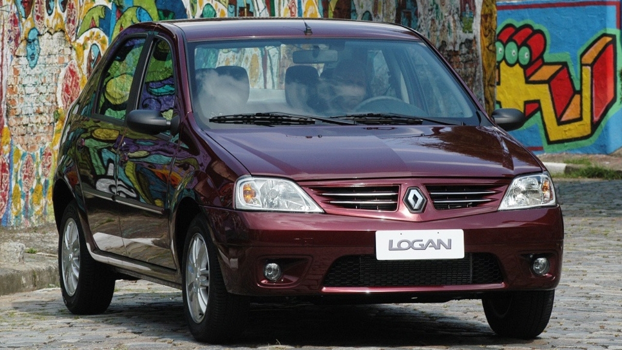 O sedã Renault Logan é um dos carros que serão banidos pels Uber a partir de 6 de janeiro de 2026 O sedã Renault Logan é um dos carros que serão banidos pels Uber a partir de 6 de janeiro de 2026