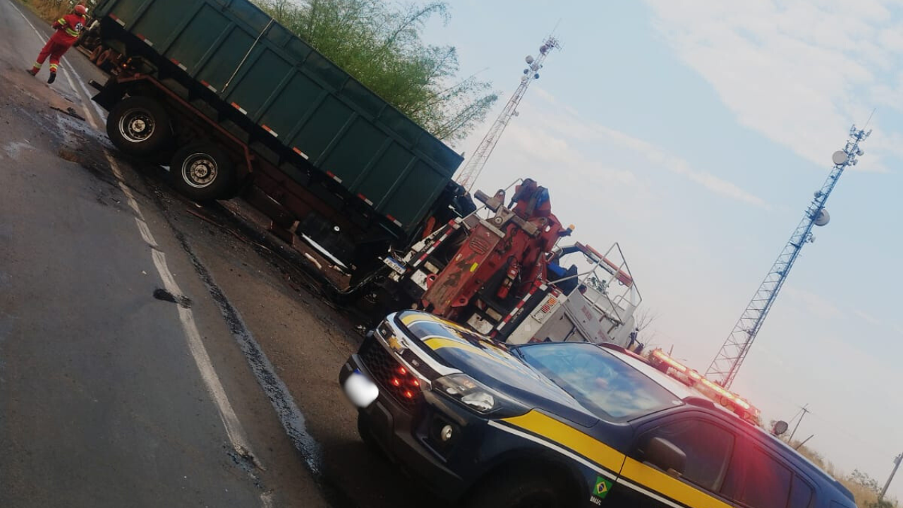 Caminhoneiro fica ferido em colisão entre dois veículos de carga na BR-153, em Frutal