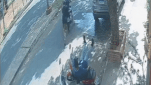 Homem tenta impedir roubo e é empurrado sobre motos estacionadas em Uberaba