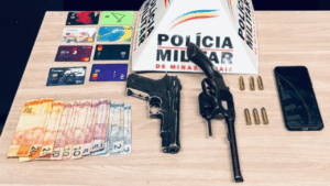 Jovem de 20 anos morre em troca de tiros com revólver, réplica de pistola e cartões apreendidos pela polícia