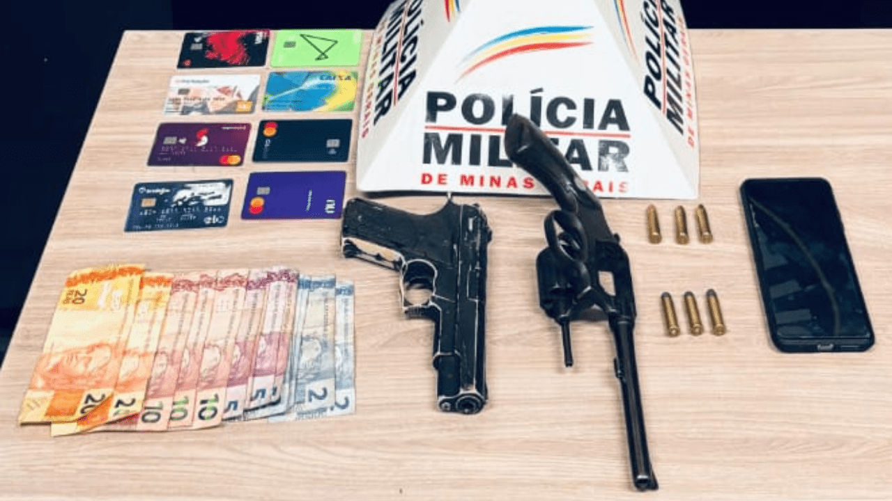 Jovem de 20 anos morre em troca de tiros com revólver, réplica de pistola e cartões apreendidos pela polícia