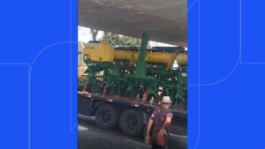 caminhão preso no viaduto