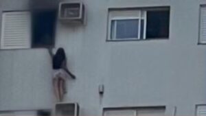 Mulher se pendura em ar-condicionado