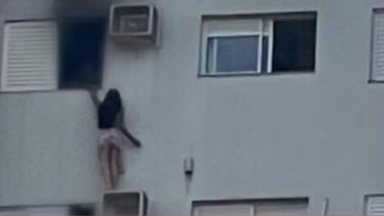 Mulher se pendura em ar-condicionado Mulher se pendura em ar-condicionado
