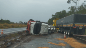 Acidente com carreta e ambulância deixa tráfego lento na BR-153