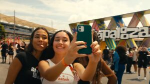 Duas jovens tirando uma selfie na entrada do festival Lollapalooza 2026 solta line-up completo e venda de ingressos