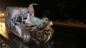 Acidente envolvendo ambulância e caminhão em Unaí deixa três vítimas - Crédito: Polícia Militar Rodoviária/Divulgação