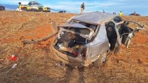 Carro capotado após acidente em Tupaciguara na MGC-452
