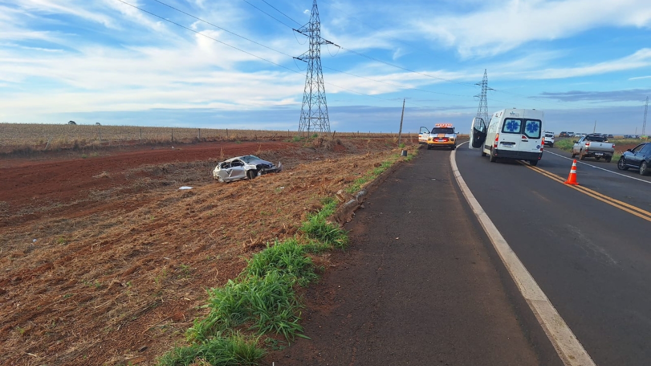 Carro capotado após acidente em Tupaciguara na MGC-452 Carro capotado após acidente em Tupaciguara na MGC-452