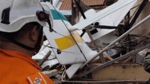 Bombeiros foram acionados após aeronave cair em cima de casa em Goiânia