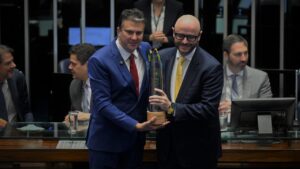 O estado foi representado pelo secretário de Educação, Rossieli Soares, que recebeu a homenagem em nome do governador de Minas