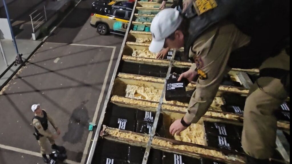 Militares da Polícia Militar Rodoviária localizaram mais de meia tonelada de cocaína em caminhão frigorífico durante a Operação Rota Narco, em Campina Verde Militares da Polícia Militar Rodoviária localizaram mais de meia tonelada de cocaína em caminhão frigorífico durante a Operação Rota Narco, em Campina Verde