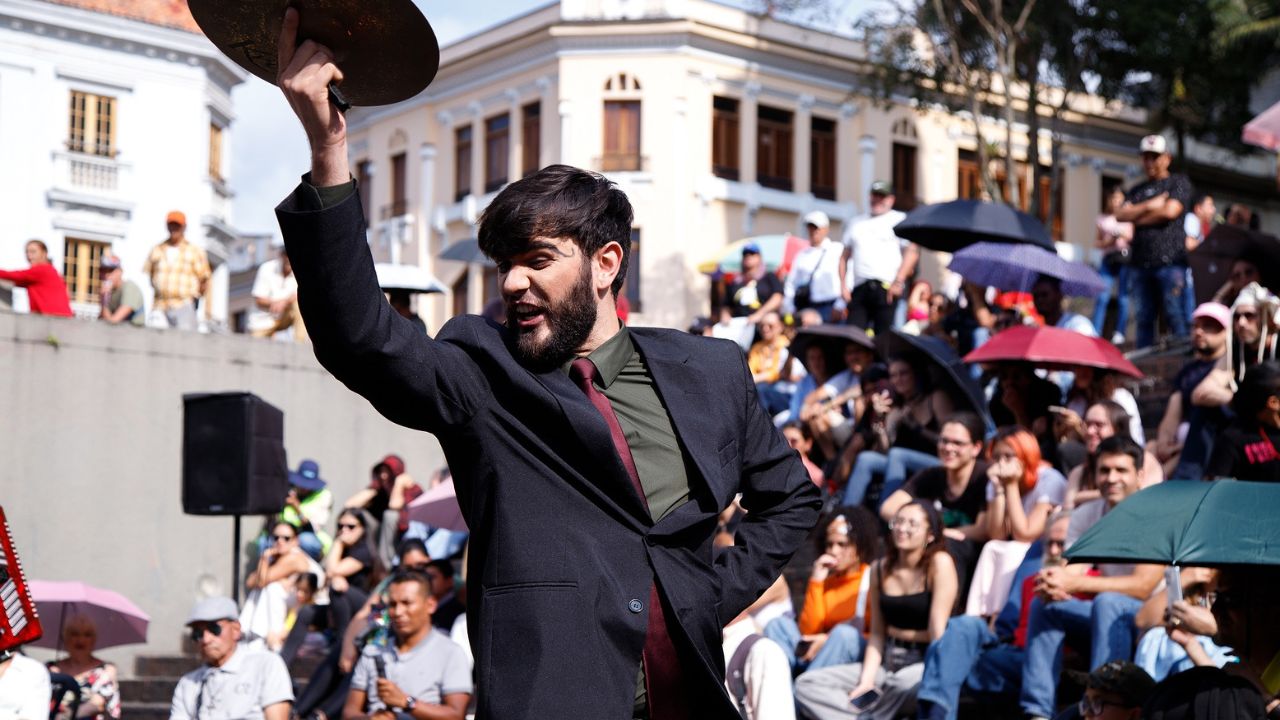 Homem segurando chapéu em frente a multidão e se apresentando na caravana transpetro ubu em movimento Homem segurando chapéu em frente a multidão e se apresentando na caravana transpetro ubu em movimento