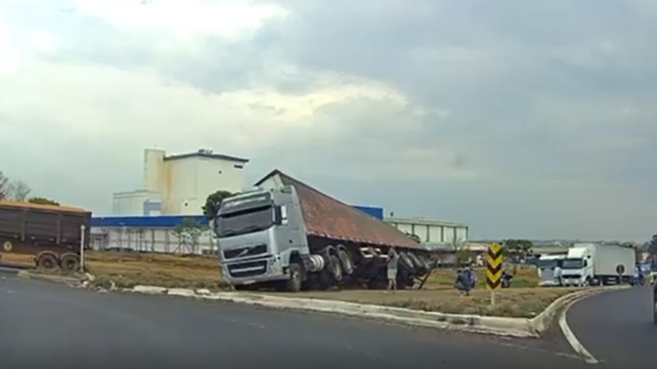 Carreta sai da pista no Anel Viário Norte Carreta sai da pista no Anel Viário Norte