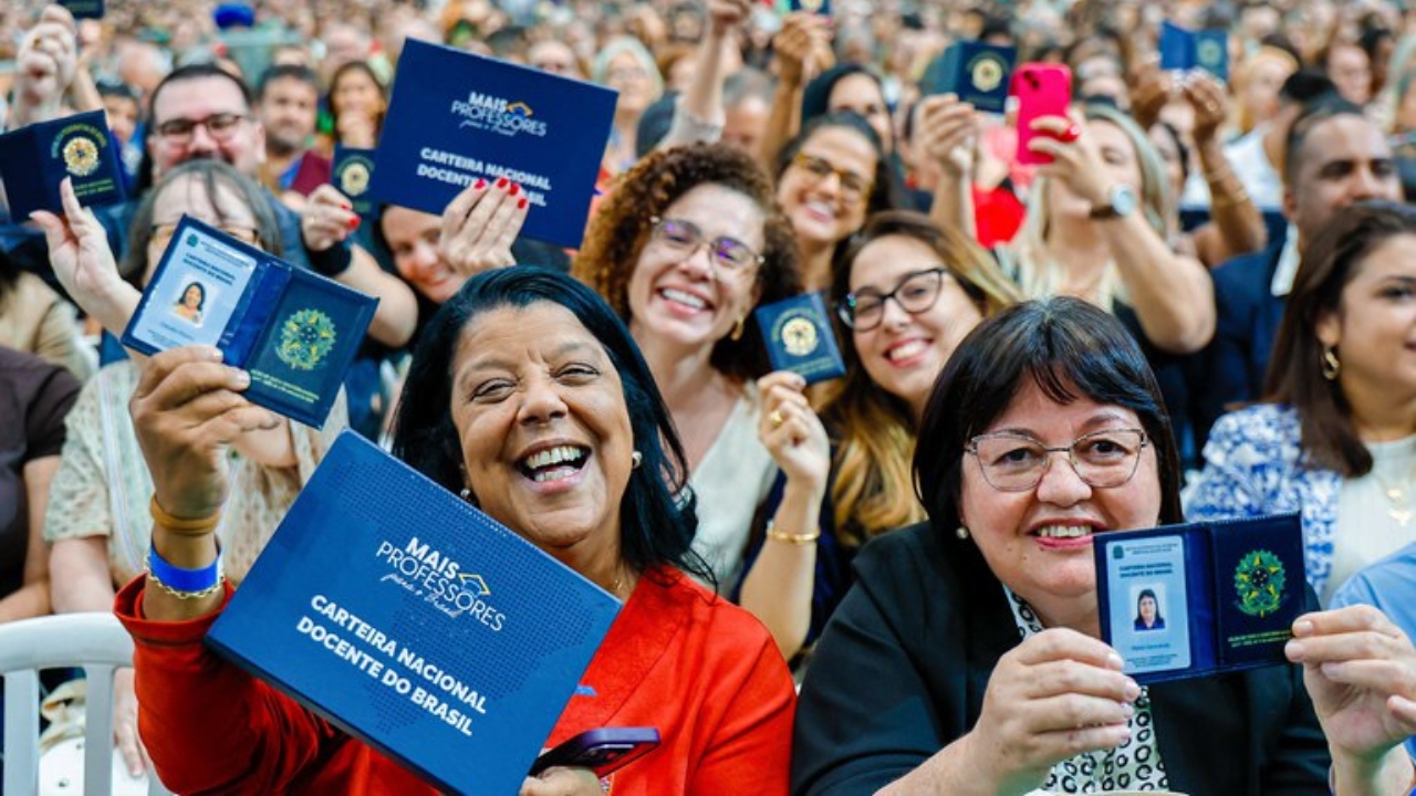 Imagem de várias pessoas segurando a Carteira Nacional Imagem de várias pessoas segurando a Carteira Nacional