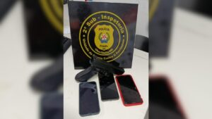 celulares e arma falsa apreendidas pela Polícia Civil de Uberlândia em prisão em flagrante por receptação