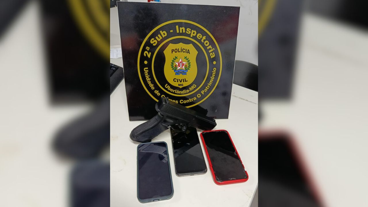 Celulares e arma falsa apreendidas pela Polícia Civil de Uberlândia Celulares e arma falsa apreendidas pela Polícia Civil de Uberlândia em prisão em flagrante por receptação