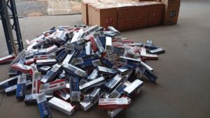 Carga de cigarros do Paraguai avaliados em R$ 172 mil, apreendidos na BR-352, entre Lagoa Formosa e Carmo do Paranaíba
