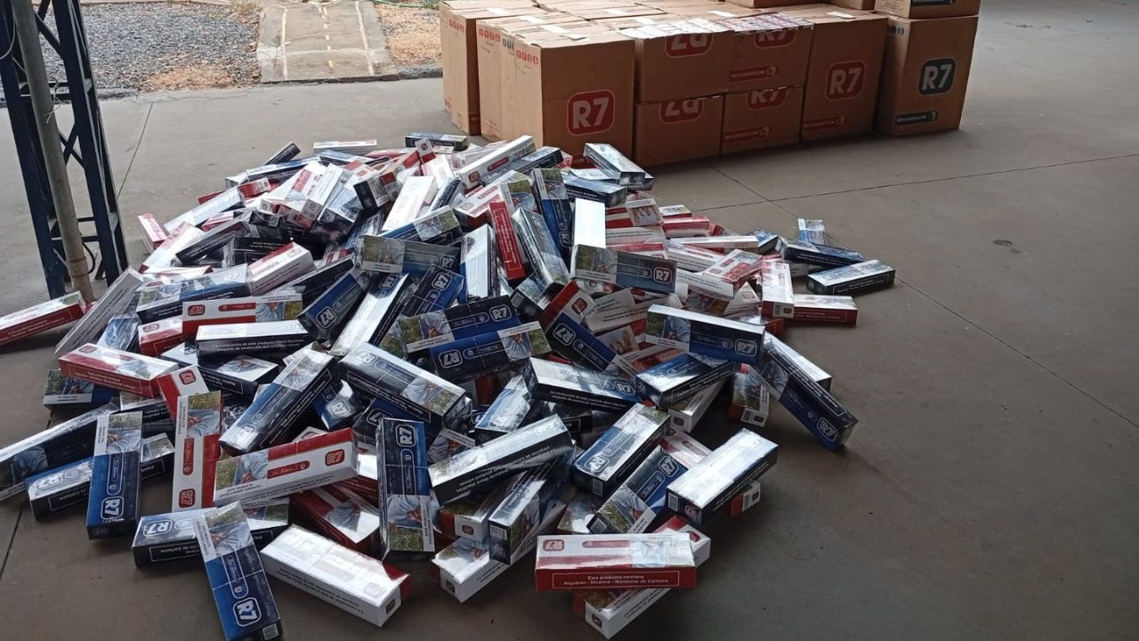 Carga de cigarros do Paraguai avaliados em R$ 172 mil, apreendidos na BR-352, entre Lagoa Formosa e Carmo do Paranaíba