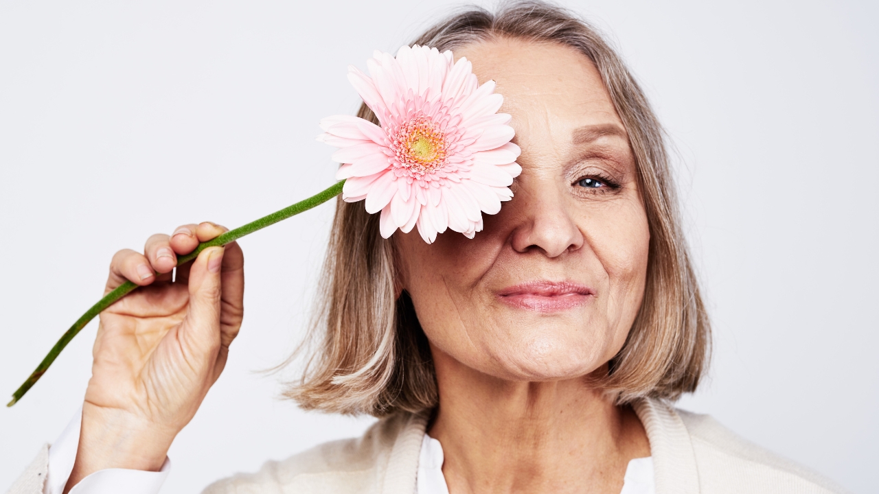 Uma mulher com uma flor Uma mulher com uma flor