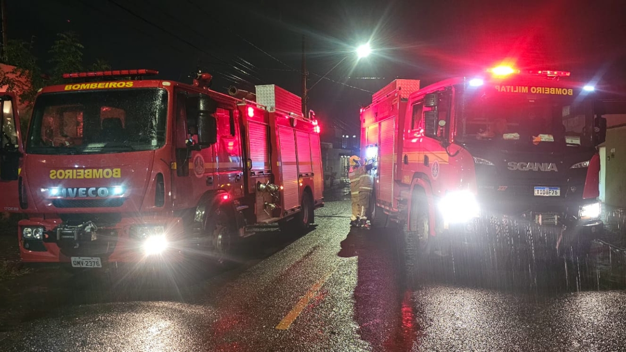 carros do corpo de bombeiros de MG atuando na ocorrêsncia de incêndio em dois ônibus e caminhonete carros do corpo de bombeiros de MG atuando na ocorrêsncia de incêndio em dois ônibus e caminhonete