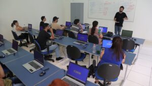 Momento de aula na Udi Tech, um dos espaços da Prefeitura que oferecem cursos profissionalizantes em Uberlândia