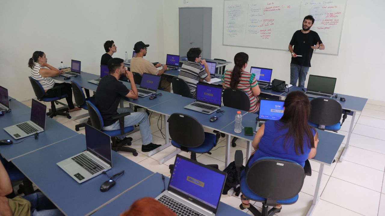 Momento de aula na Udi Tech, um dos espaços da Prefeitura que oferecem cursos profissionalizantes em Uberlândia