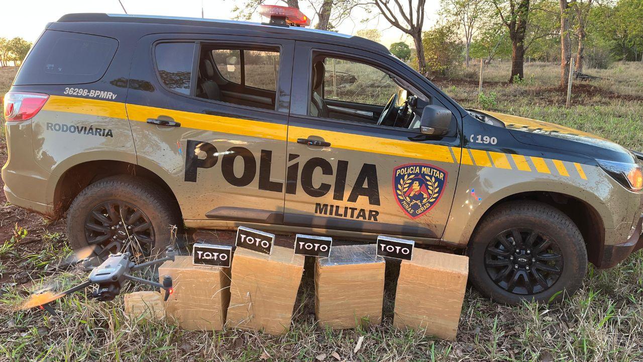 Viatura da PMRv com a apreensão de 160 kg de cocaína em exposição para foto