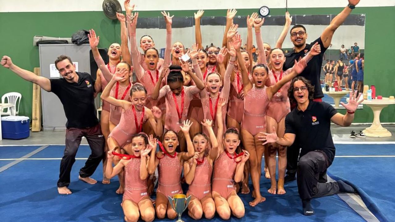 Equipe de Uberlândia comemorando o Torneio Estadual de Ginástica Artística Equipe de Uberlândia comemorando o Torneio Estadual de Ginástica Artística