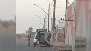Jovens que esfaquearam homem em motel foram levadas pela PM - Crédito: Divulgação