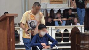 Criança em cadeira de rodas
