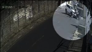 Registro da câmera de monitoramento do momento da batida entre carro e moto em Uberaba