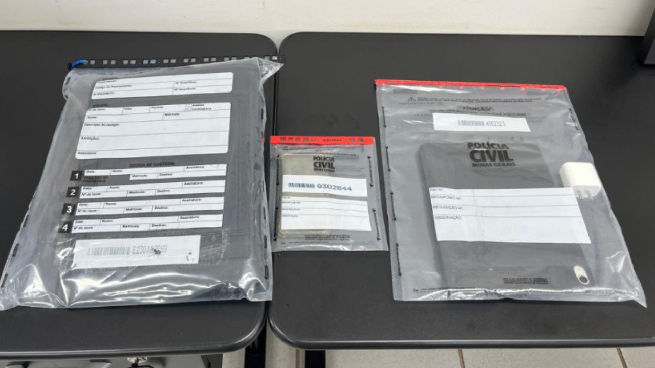 Celular, computador e outros materiais apreendidos durante a ação policial Celular, computador e outros materiais apreendidos durante a ação policial envolvendo a fraude de R$ 3,3 milhões