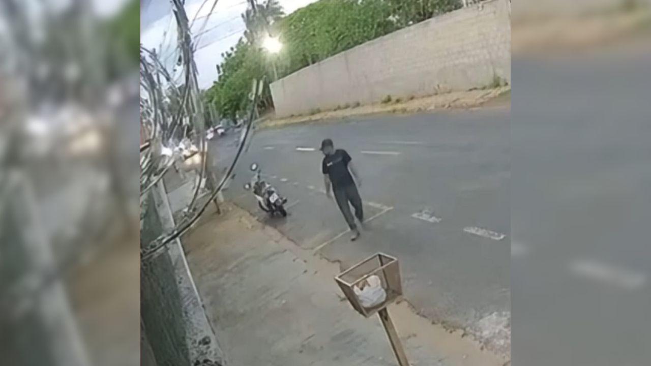 homem para e observa moto em Uberlândia