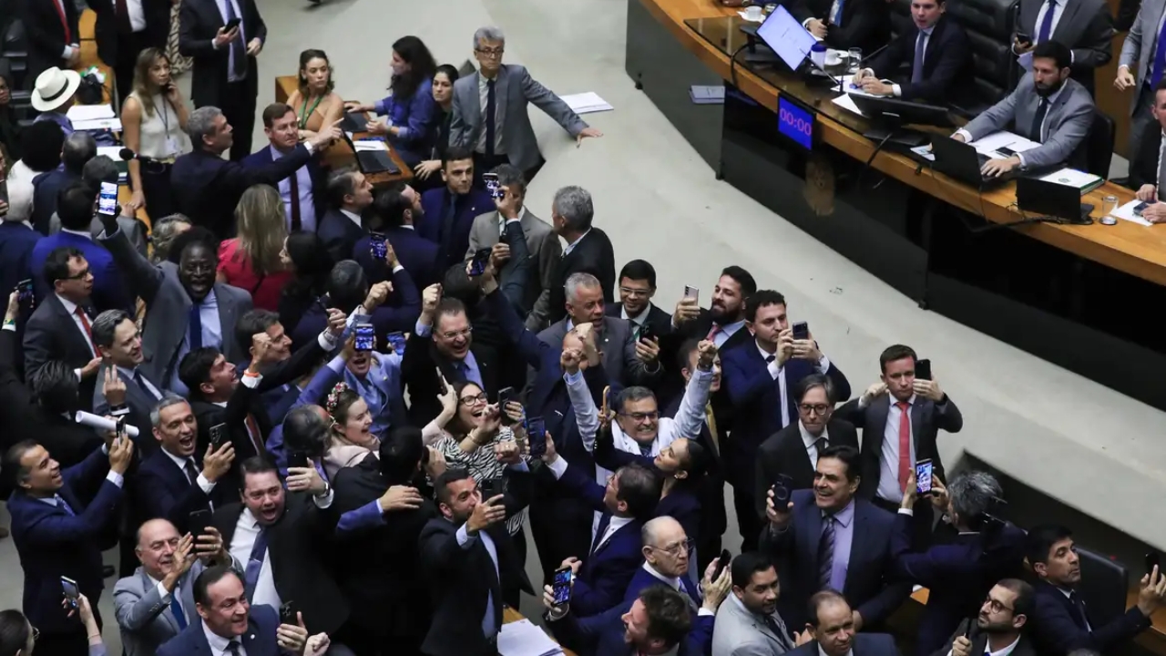 Parlamentares comemoram a retirada da MP 1303, que previa taxar apostas esportivas e aplicações financeiras