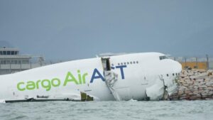 Em Hong Kong, avião sai da pista do aeroporto, cai no mar e deixa duas pessoas mortas